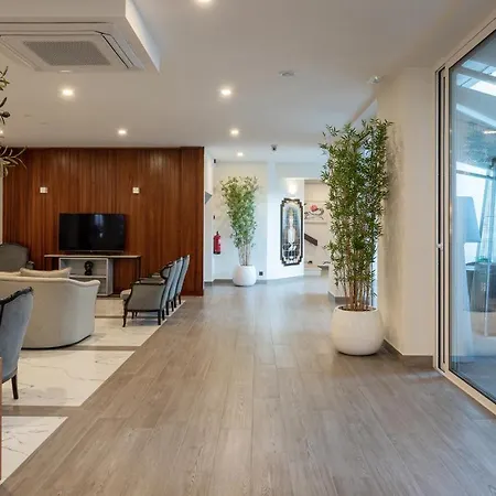 Afonso V & מלון 3*